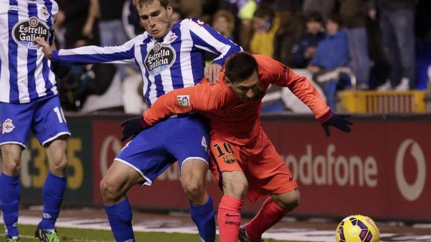 Álex pugna con Messi en el partido de la temporada pasada contra el Barcelona en Riazor.