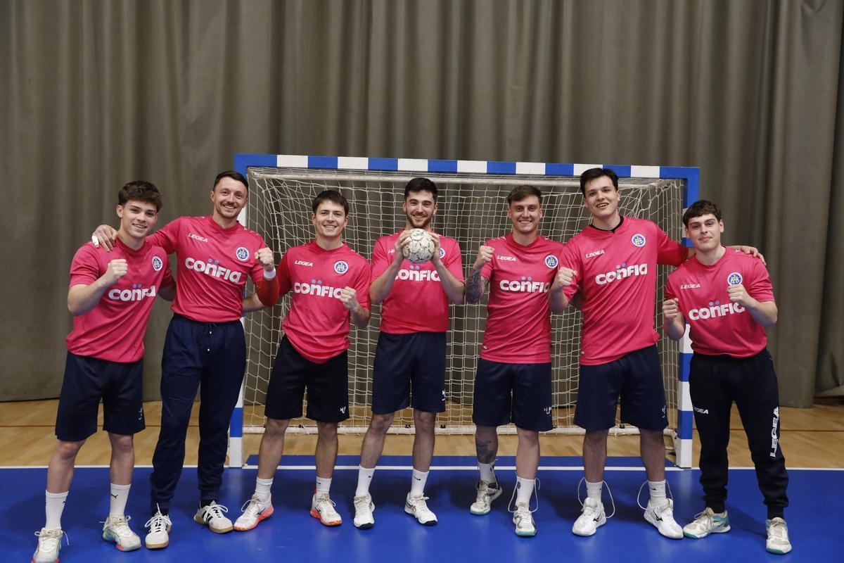 Por la izquierda, Joaquín Pérez, Juan Gamallo, Pedro Sánchez de Posada, Rubén Menéndez, Jayro Pérez, Gonzalo Pulgar y Tomás Pérez, jugadores del primer equipo del Confía Base Oviedo que comenzaron en la cantera del club azul.