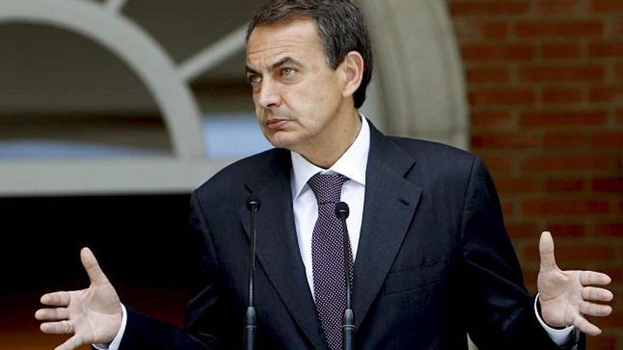 Arriba, Zapatero, ayer, en La Moncloa y, abajo, Méndez en una asamblea en Alicante.