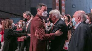 Pedro Sánchez saluda a Felipe González en el acto de apertura oficial del 40 Congreso PSOE en Valencia
