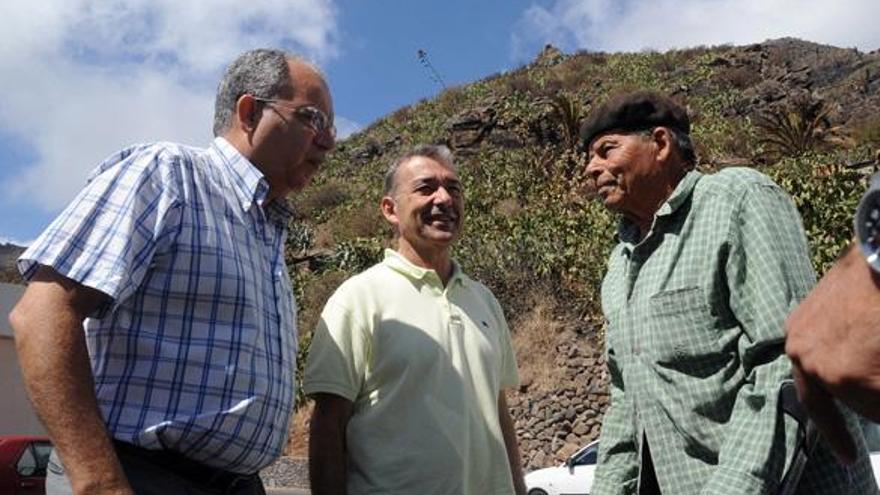 Rivero (centro) con Casimiro Curbelo y un vecino, durante la visita. | acfi press