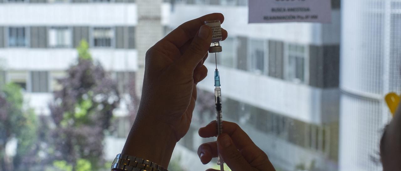 Una enfermera sostiene una vacuna contra el Covid-19 en el dispositivo puesto en marcha en el Hospital de La Paz, a 7 de julio de 2021, en Madrid, (España). Desde este miércoles 7 de julio, aquellos estudiantes madrileños que vayan a cursar un Erasmus el