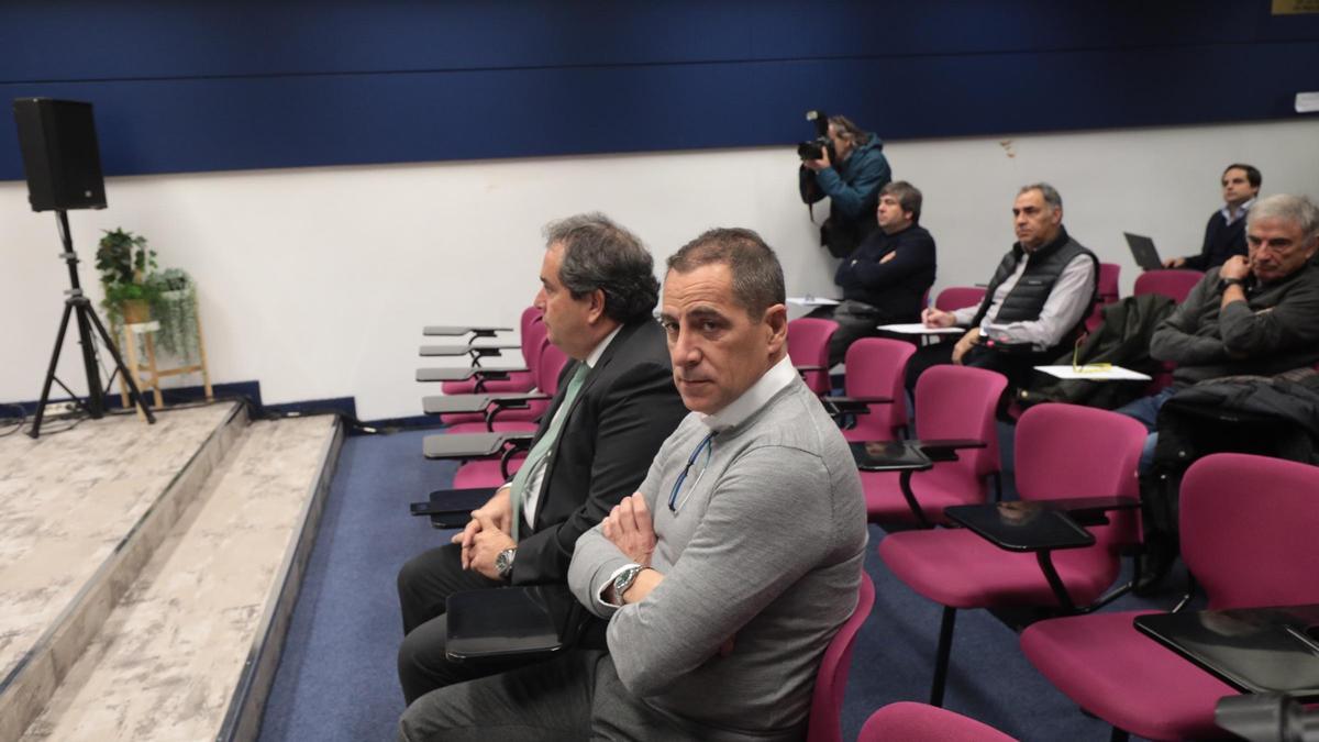 Los consejeros Luis Forcén y Mariano Aguilar, durante una junta de accionistas del Real Zaragoza.