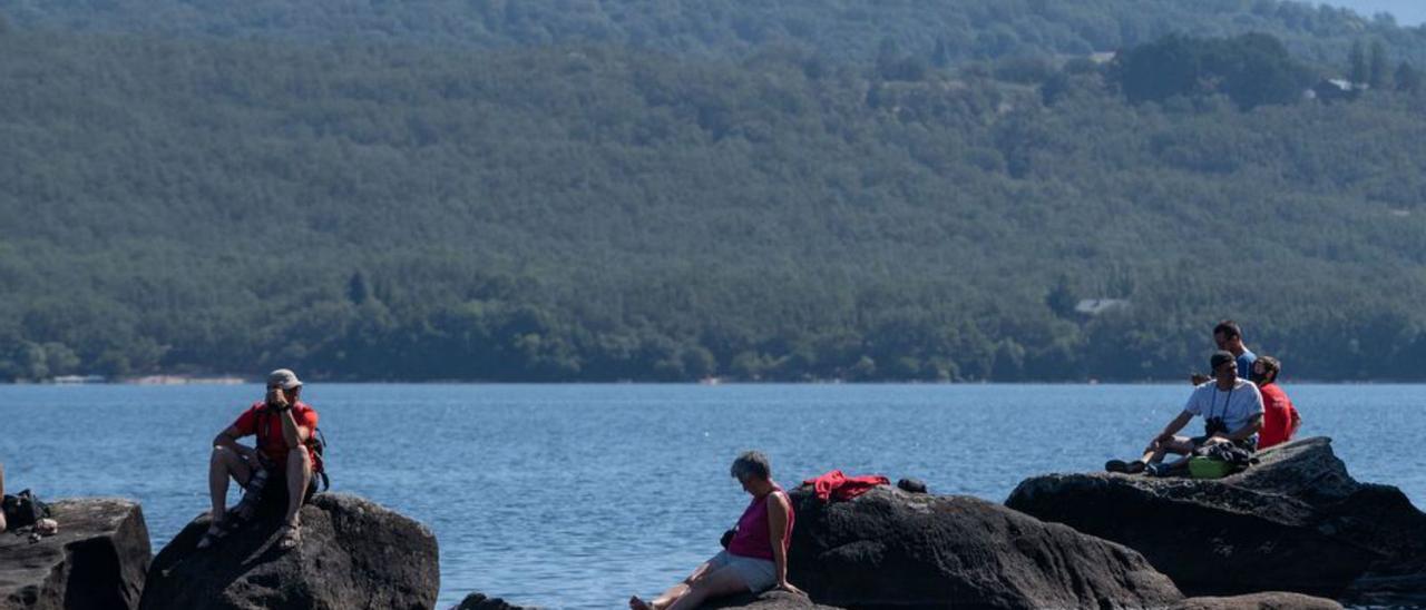 Un grupo de personas, en el Lago de Sanabria. |