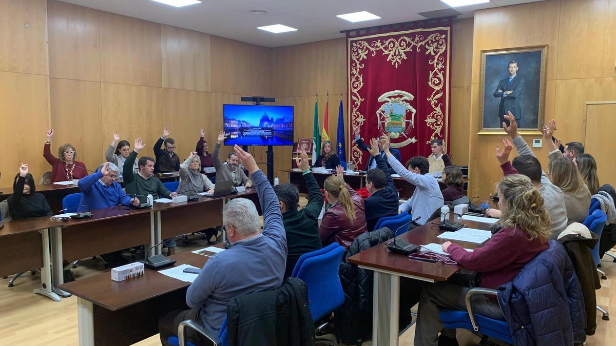 Votación en el último pleno de Puente Genil.