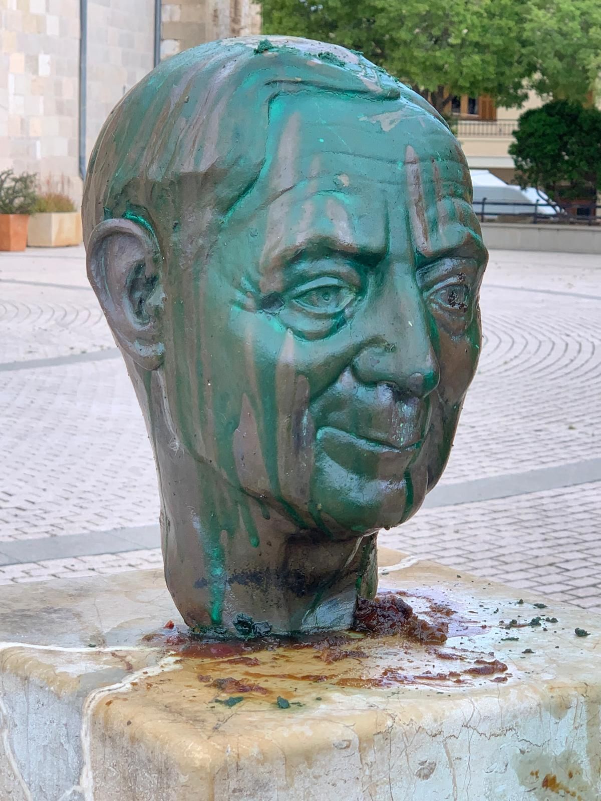 El busto de Joan Mascaró i Fornés vandalizado.