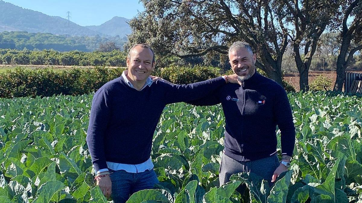 Paco García y Eladio se lanzan a cultivar verduras, frutas y hortalizas de temporada a nivel local.