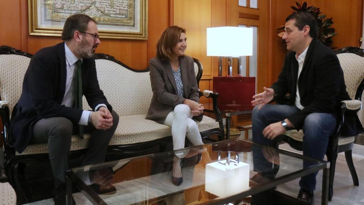 El alcalde recibe en su despacho a la consejera Rocío Blanco y al delegado de la Junta, Adolfo Molina.