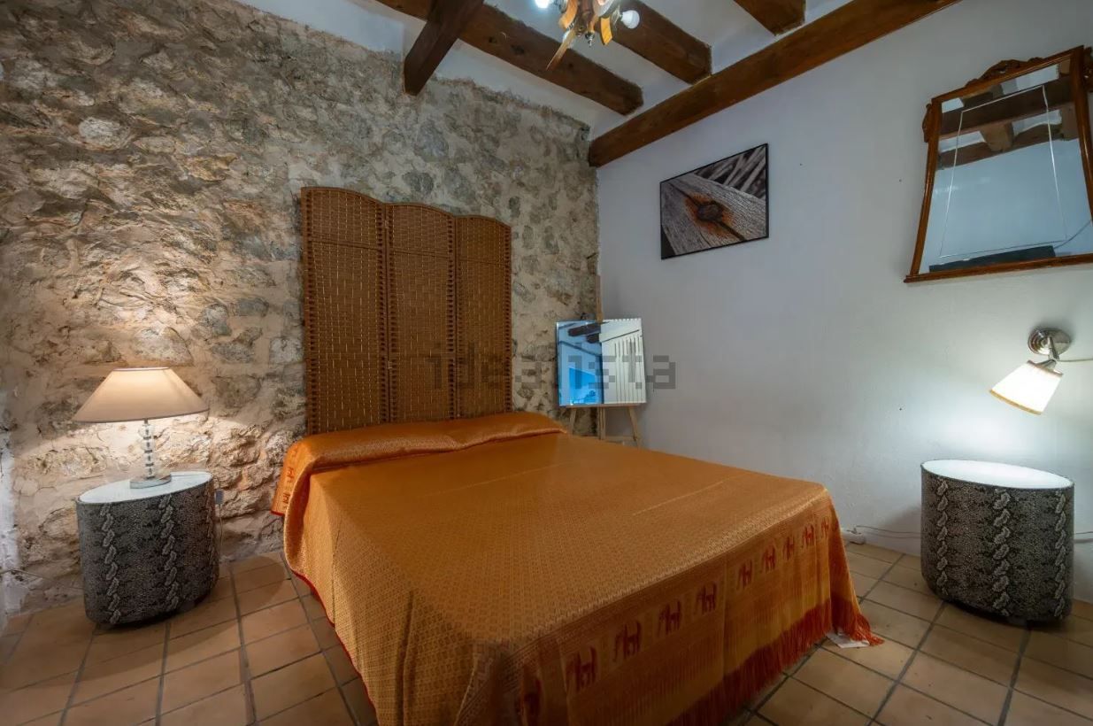 A la venta un edificio con dos apartamentos y negocio en Ibiza por 625.000 euros
