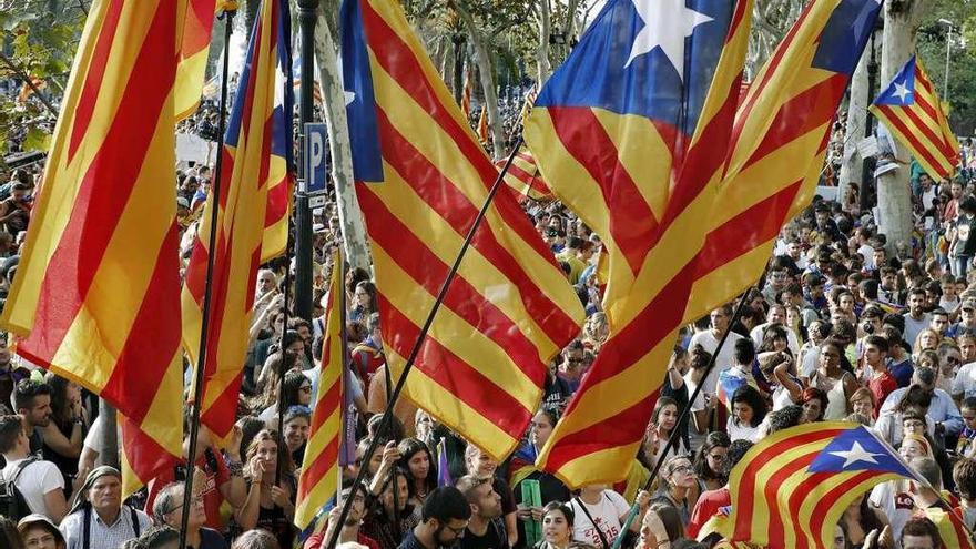 Miles de personas se concentraron ayer ante el Tribunal Superior de Justicia de Cataluña para pedir la libertad de los detenidos por la organización del referéndum.