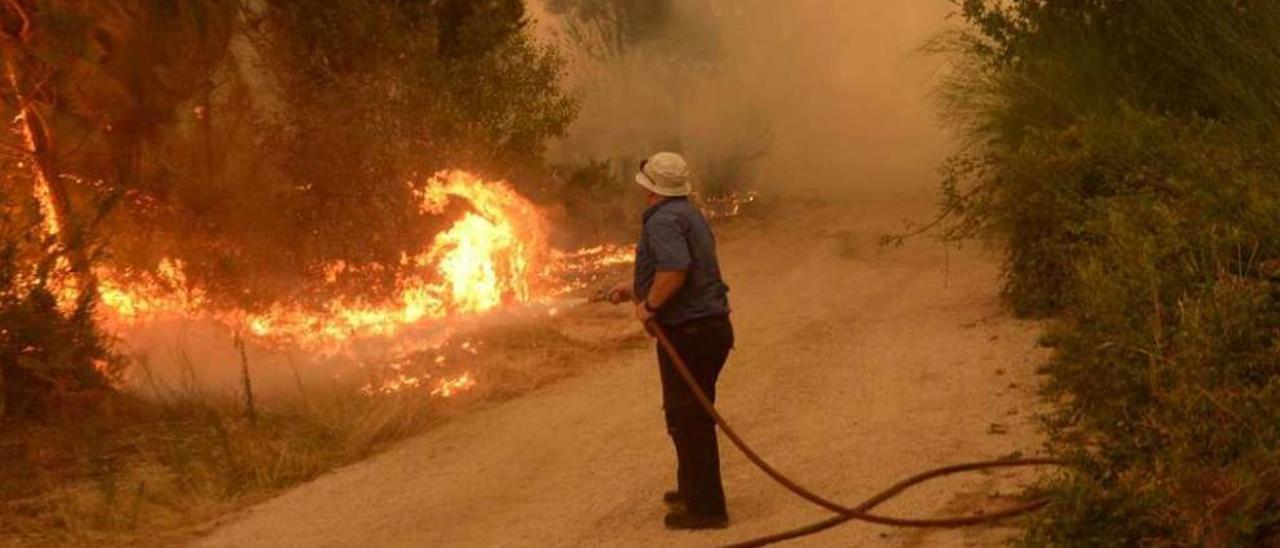 Labores de extinción de un incendio forestal este verano en Castroagudín-Cea. // Noé Parga