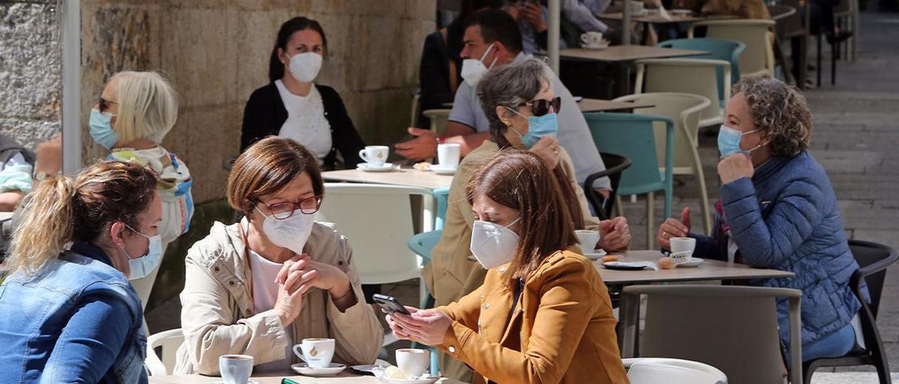 Las terrazas de los bares y cafeterías, llenas durante la desescalada