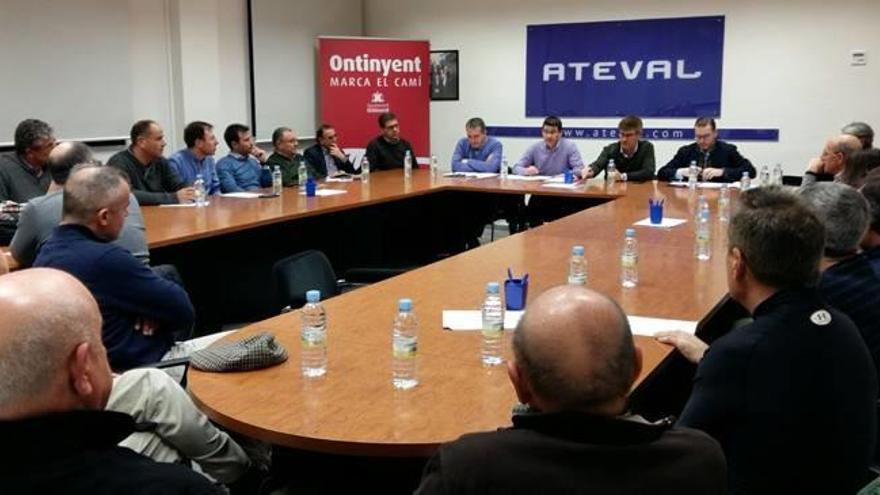 El alcalde de Ontinyent, al fondo, anteayer en la reunión con el tejido empresarial de la capital de la Vall en la sede de Ateval.