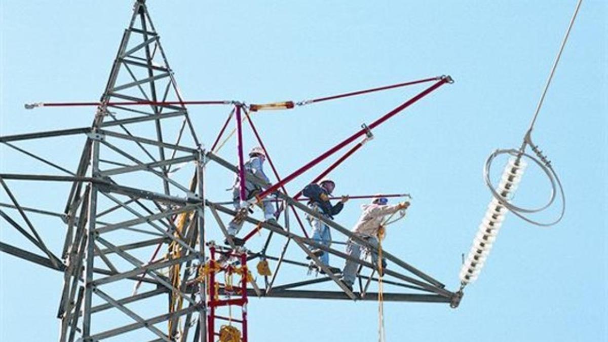 Mantenimiento 8 Un grupo de trabajadores preparan la sustitución del tendido de electricidad de una torre de alta tensión.