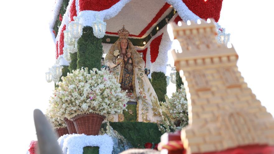 La Virgen de Valme durante la Romería celebrada este domingo.