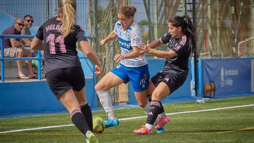 María Estella conduce ante la intensa presión del Madrid CFF. | UD TENERIFE