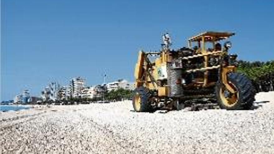 Imatge d&#039;una de les màquines que s&#039;encarreguen de netejar la platja.
