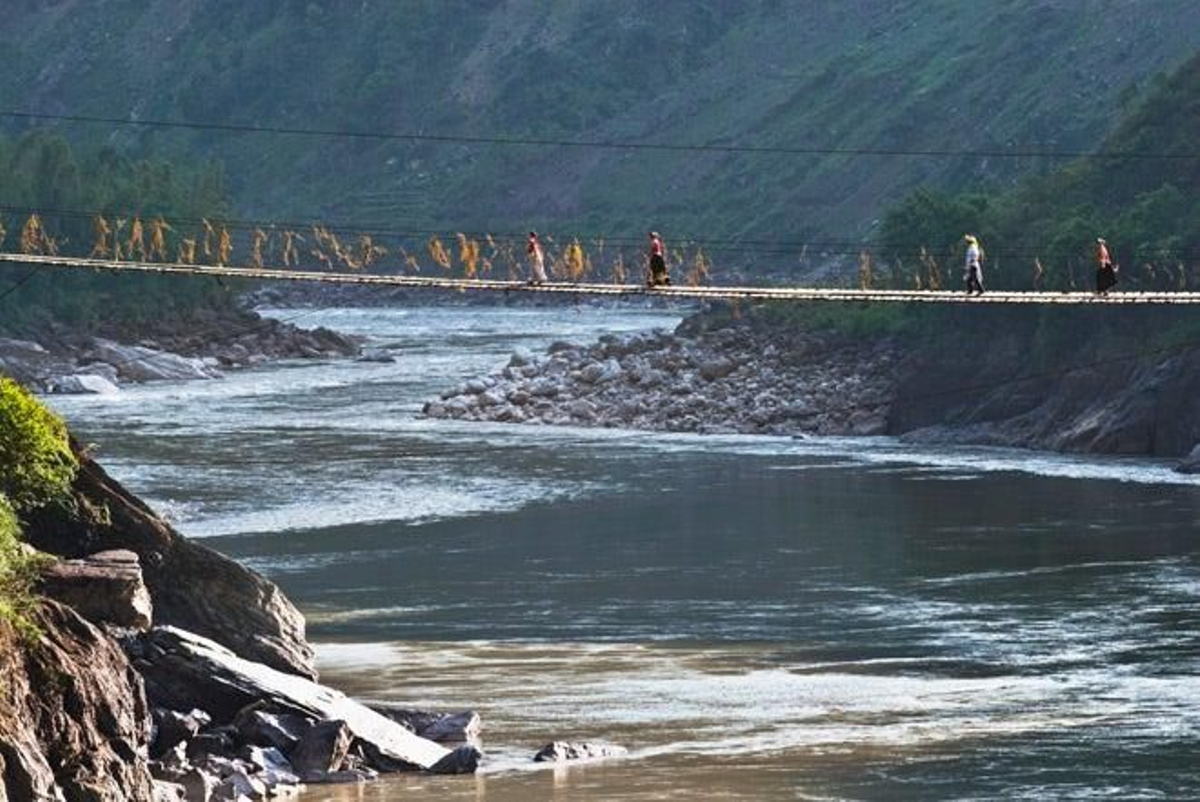 Puente colgante sobre el río Nujiang,que forma parte del área conocida como "los tres ríos paralelos" de Yunnan, en China.