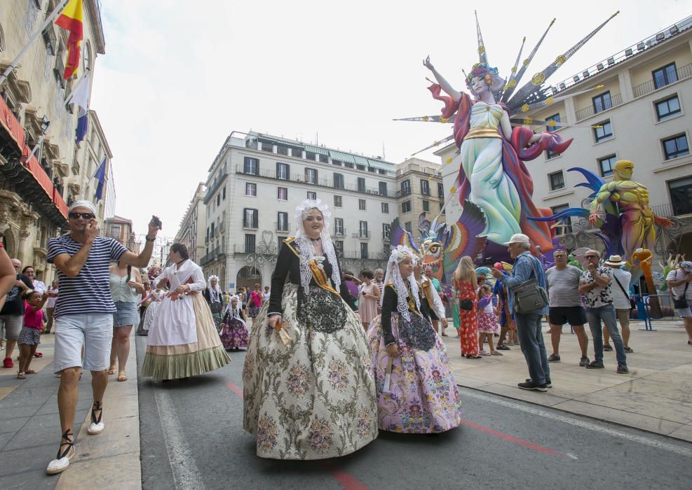 Hogueras 2019: El sábado festero arranca con el desfile de recogida de premios.