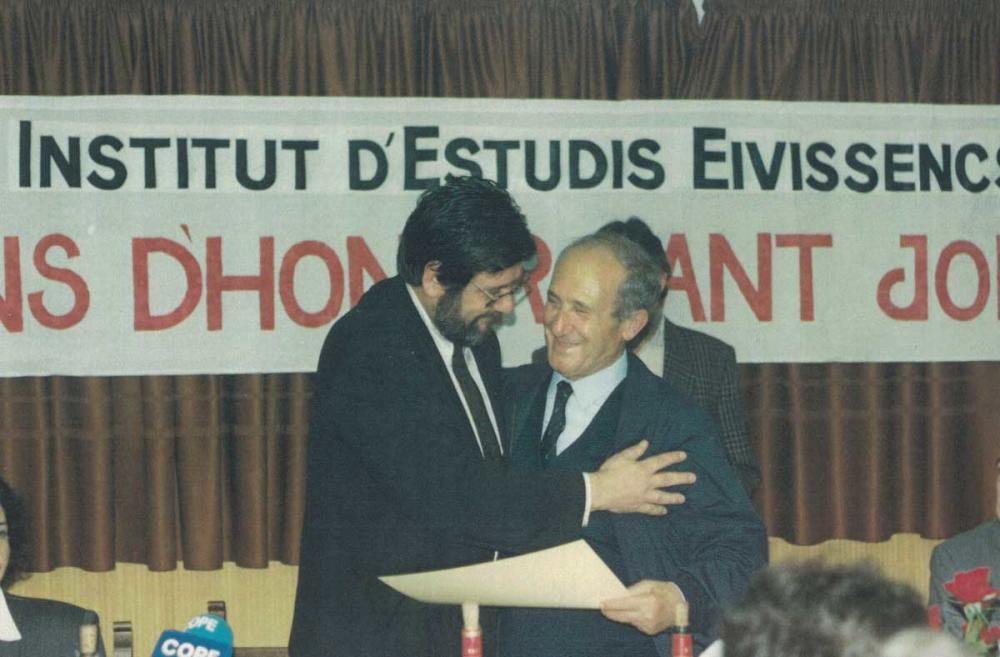 Entrega de la Meció d'Honor Sant Jordi 1989 a Anton Munné.