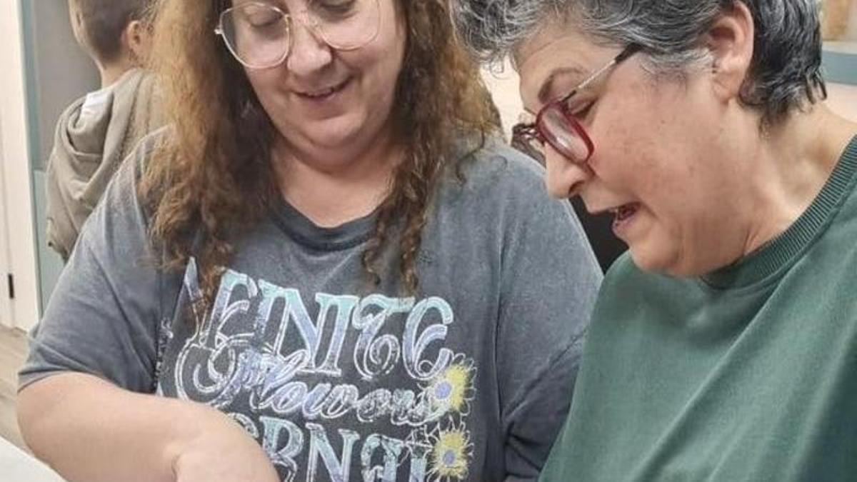 Dos participantes durante el taller.