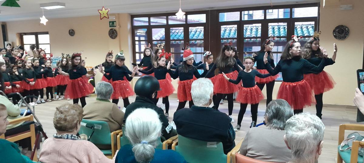 GALERÍA | Las alumnas de Sandra Iglesias bailan para los "abuelos" de la residencia Virgen del Canto de Toro GALERÍA | Las alumnas de Sandra Iglesias bailan para los "abuelos" de la residencia Virgen del Canto de Toro