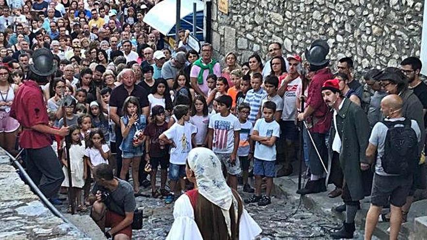 Centenars d&#039;espectadors segueixen el recorregut de la primera edició de «La Nit dels Corbells» de Bellver