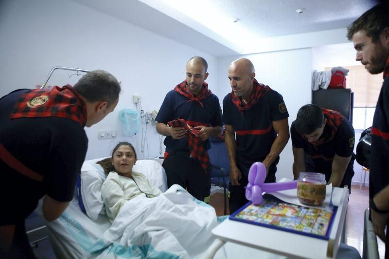 Visitas de cabezudos, bomberos y militares al hospital infantil