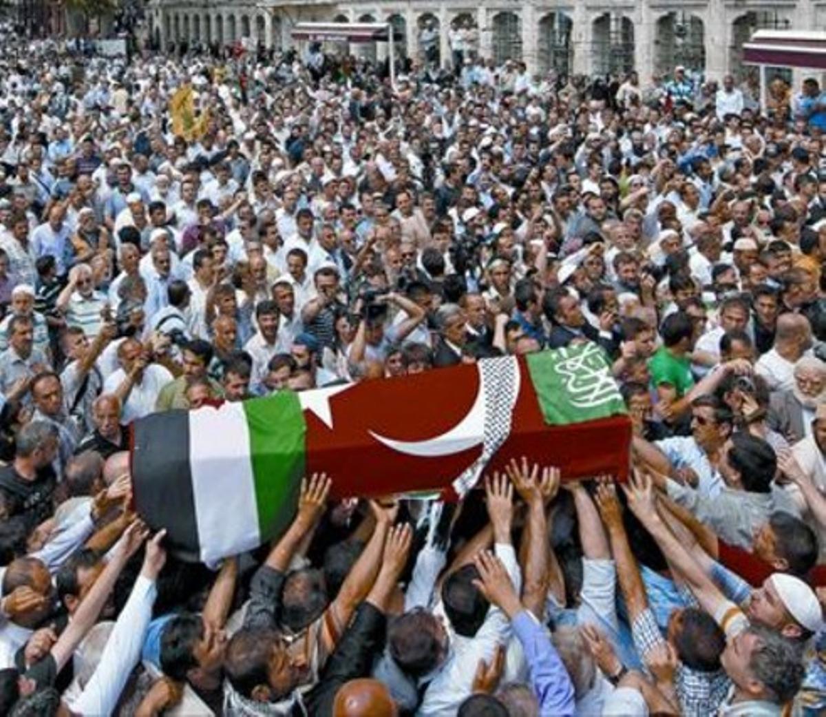 Enterrament d’un activista en la mesquita de Fatih d’Istanbul, ahir.