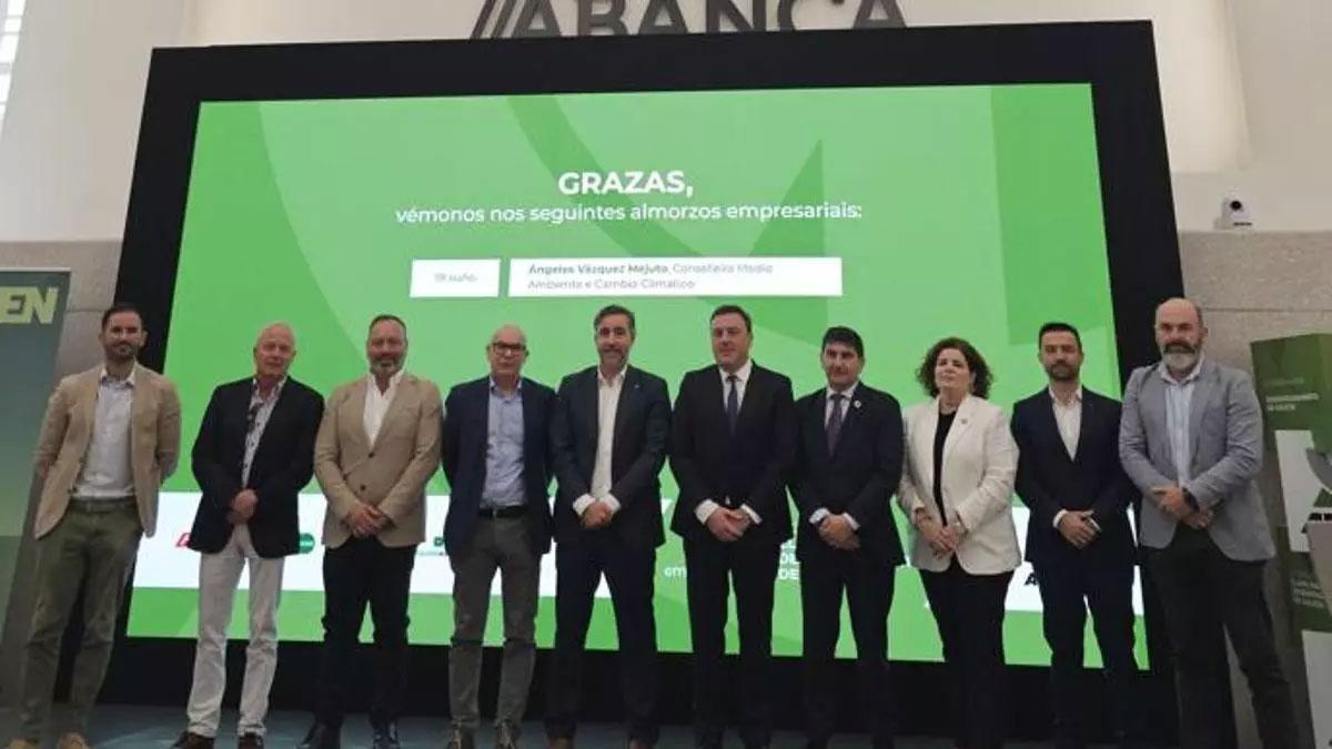 Diego Vázquez Reino y Valentín González Formoso (C), con los participantes en la jornada de Apecco
