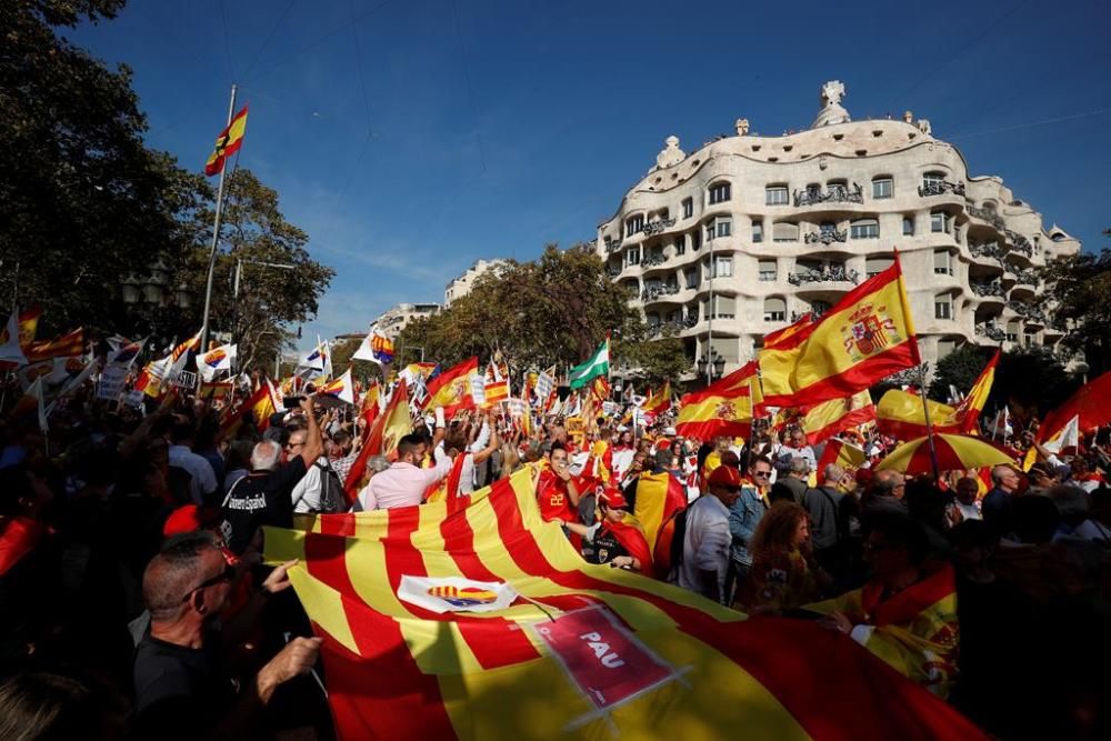 Milers de persones es manifesten a Barcelona per per la unitat d'Espanya