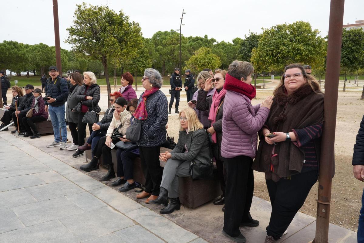 Vecinos esperando a la reina Letizia.