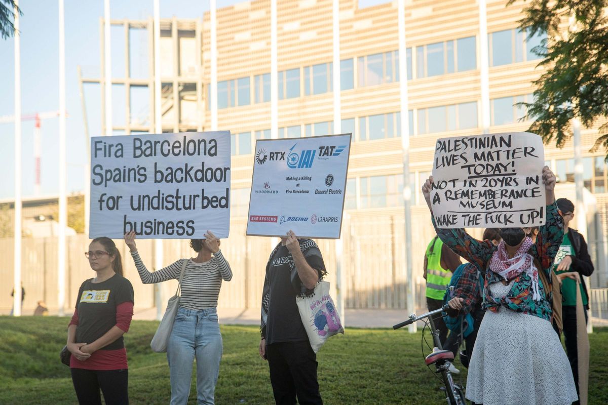 Ecologistas y activistas propalestinos protestan contra la feria Aviation Week en Barcelona