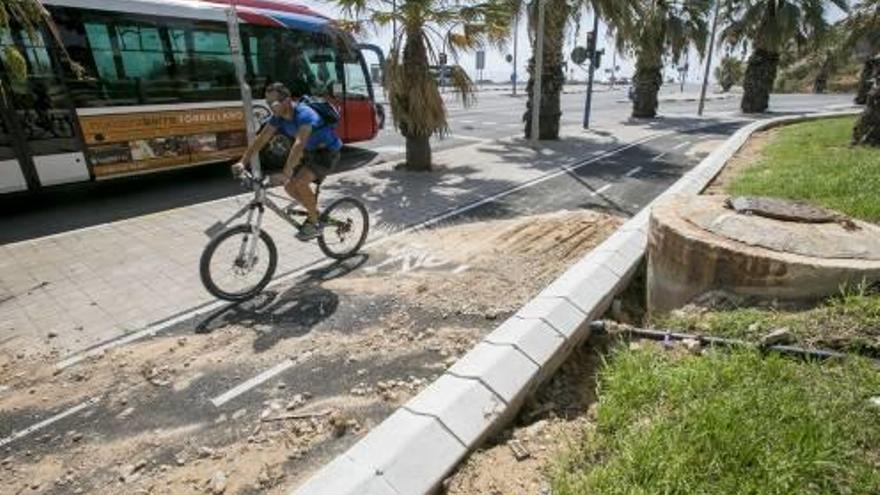 Un ciclista intenta evitar la arena y las piedras del carril bici, en una foto del pasado viernes.