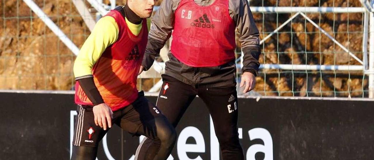 Hugo Mallo conduce el balón en el entrenamiento de ayer, junto al entrenador del Celta, Eduardo Berizzo. // Jose Lores