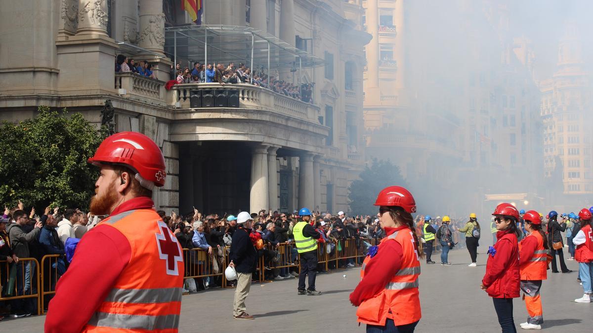 Voluntarios de Cruz Roja, durante el disparo en la Catedral de la Pólvora.