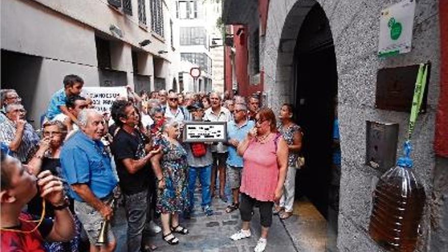 Els veïns de Maçanet i Vidreres es van manifestar davant l&#039;hotel Llegendes de Girona.