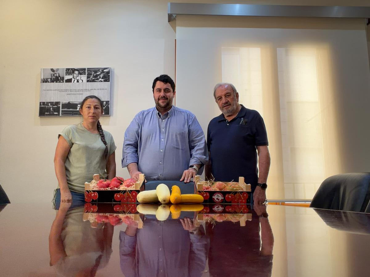 El alcalde, David García (en el centro), con representantes de la Asociación Independiente de Agricultores de Nules (AIAN).