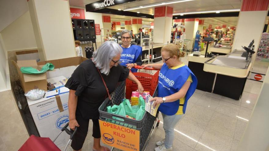 Voluntarias el pasado fin de semana recogiendo alimentos en el Supercor.