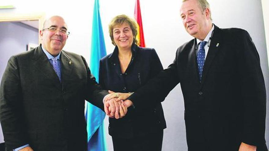 Por la izquierda, Jesús Oria, María Jesús Ruiz y Francisco González Buendía, ayer, en Oviedo.