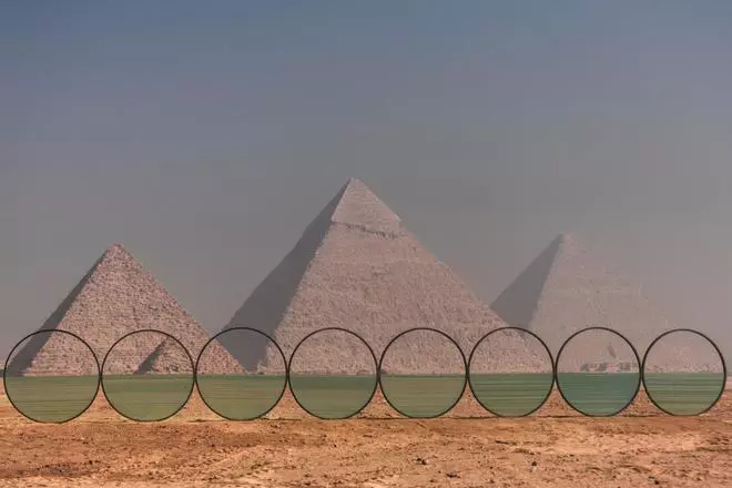 Un diálogo entre pasado y presente: La increíble exposición en el desierto de las Pirámides de Guiza
