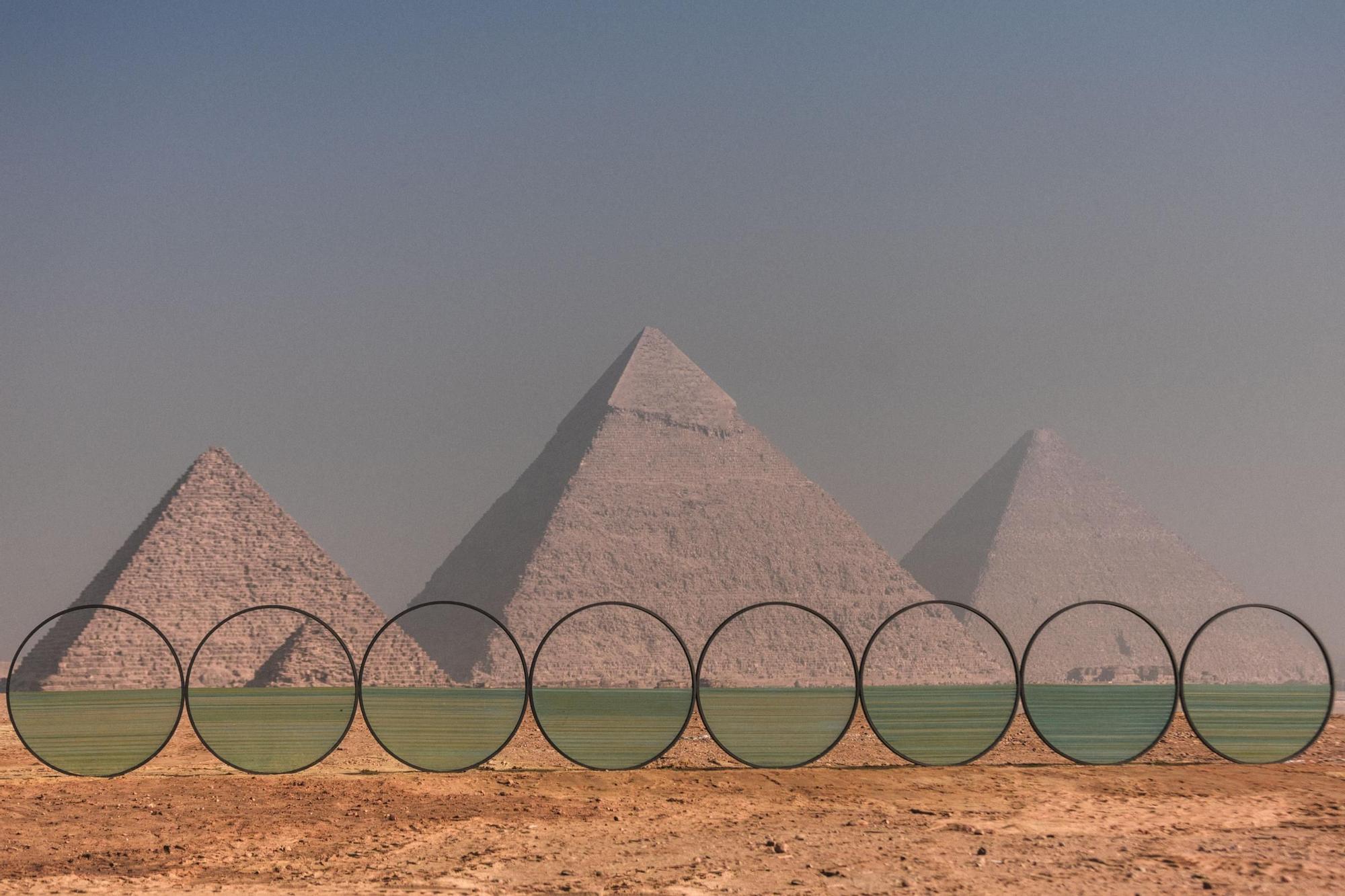 La obra del artista Costas Varotsos es una de las elegidas para participar de esta exhibición contemporánea en el medio del desierto de Guiza.