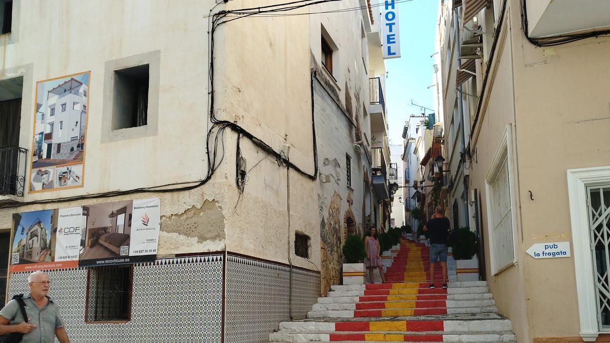 Los cables &quot;ensucian&quot; incluso la calle Puchalt, la más fotografiada de Calp