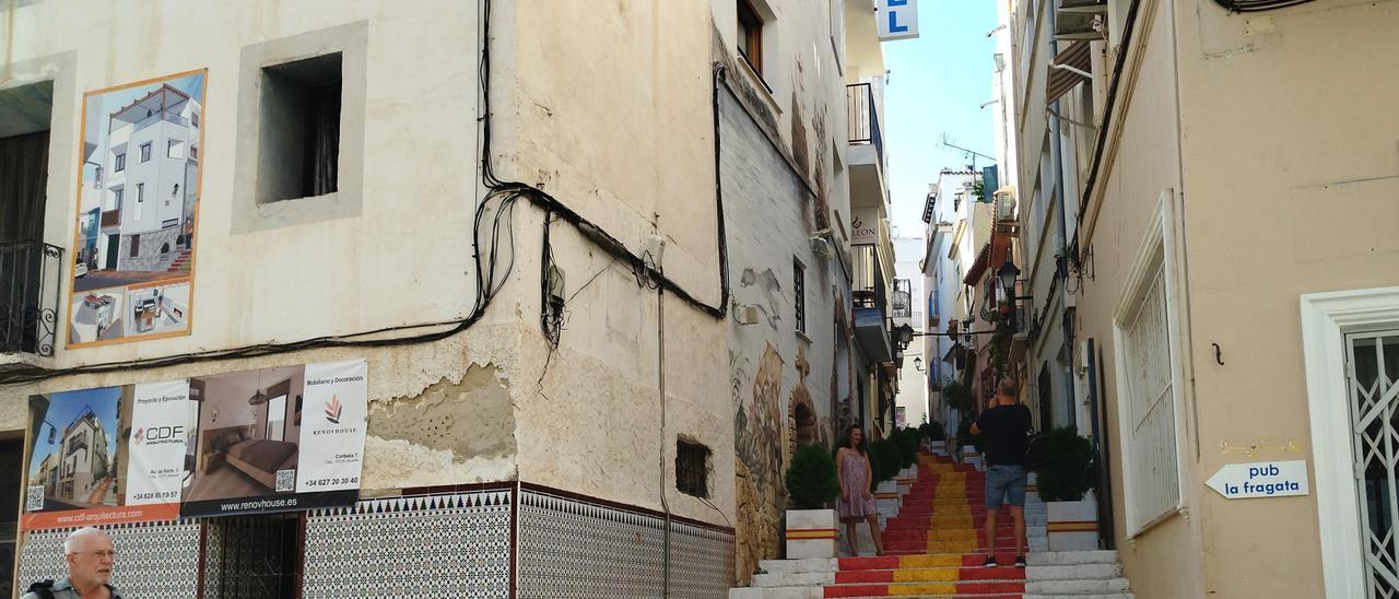 Els cables &quot;embruten&quot; fins i tot el carrer Puchalt, el més fotografiat de Calp