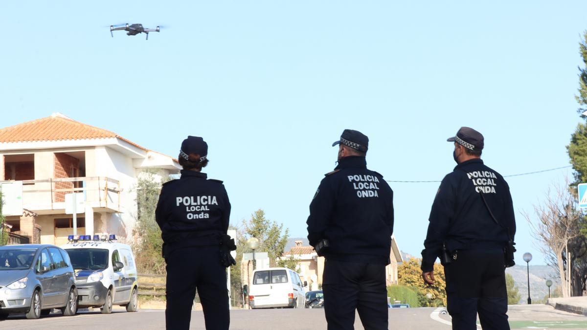 La Policía Local de Onda vuela un dron en el casco urbano de la localidad dentro de sus labores de vigilancia.