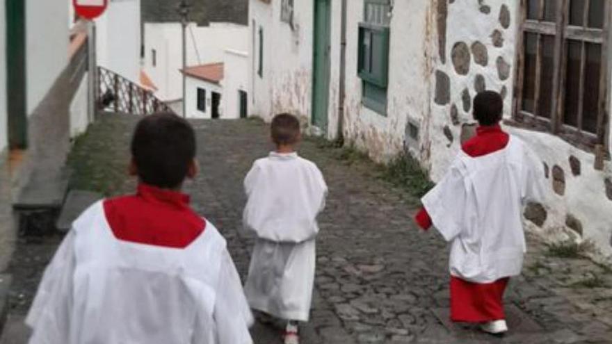 Taganana cambia el ‘truco  o trato’ por una plegaria cuando las campanas doblan