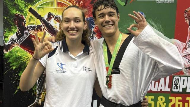 Katy Rebon con Roi Fraga, que luce su medalla conseguida. |