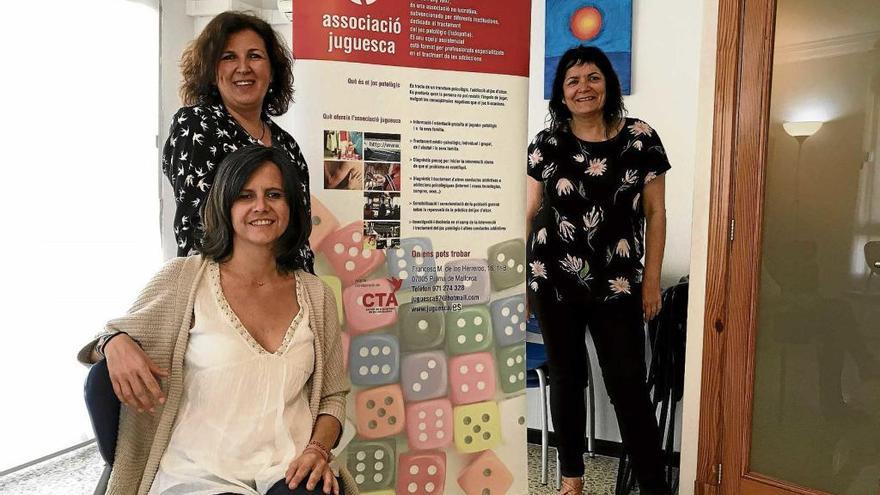 Júlia Monge, Antònia Miralles y Susana Navarro-Reverter, psicólogas de la asociación Juguesca.