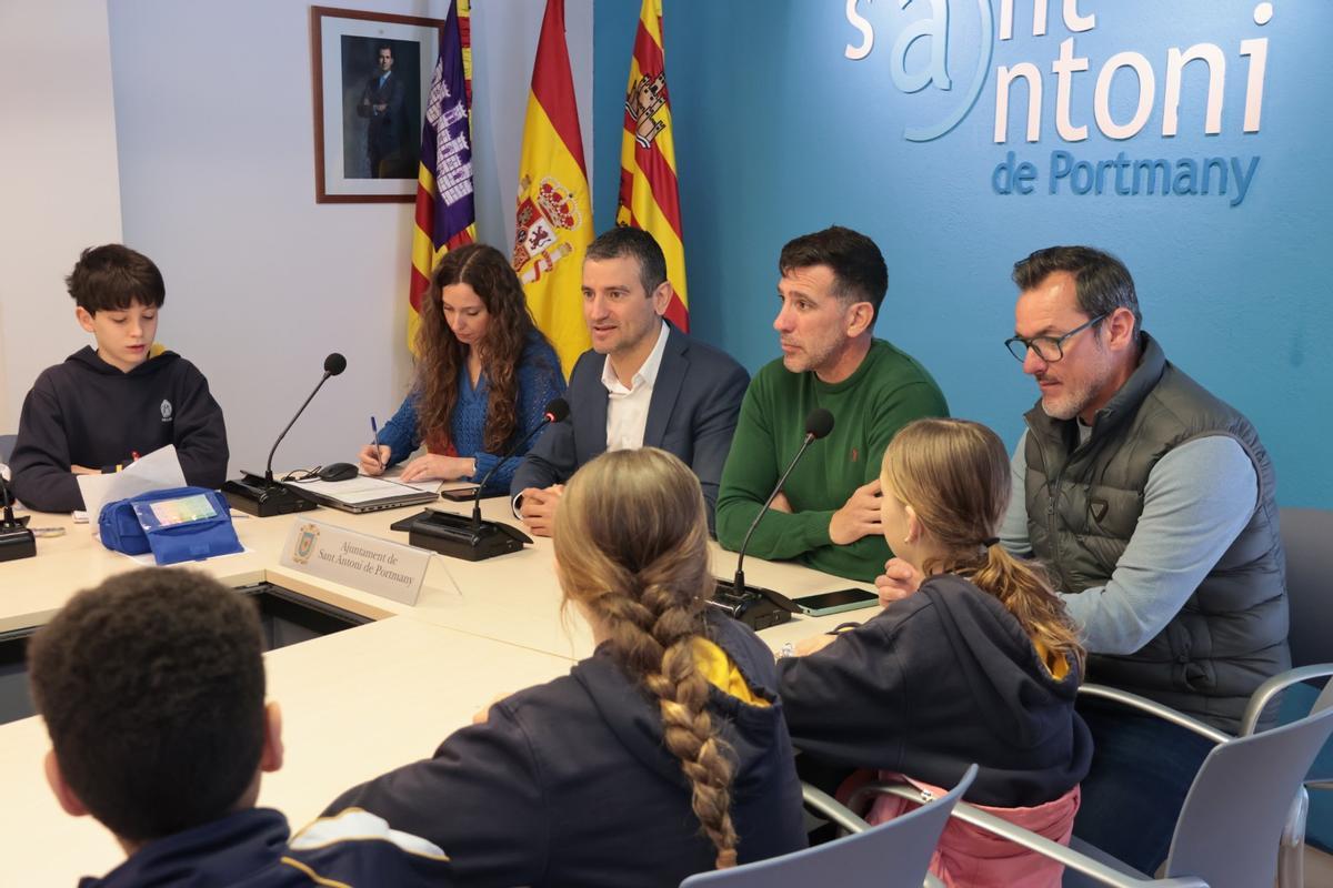 Los alumnos de 5º de Primaria del Colegio Can Bonet visitan el Ayuntamiento de Sant Antoni
