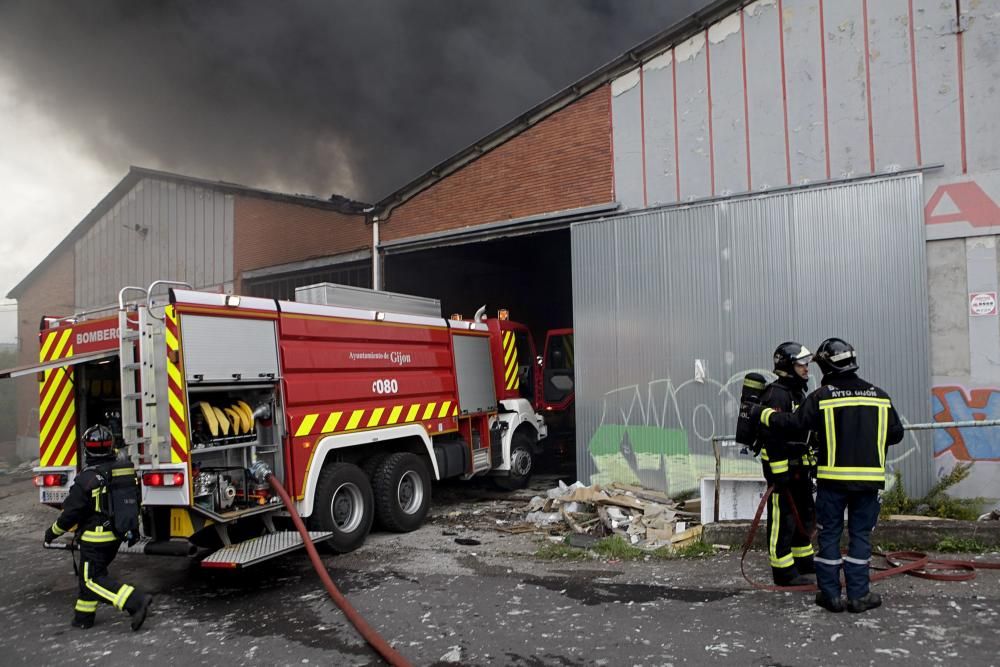 Arde una nave industrial abandonada en un polígono de Gijón